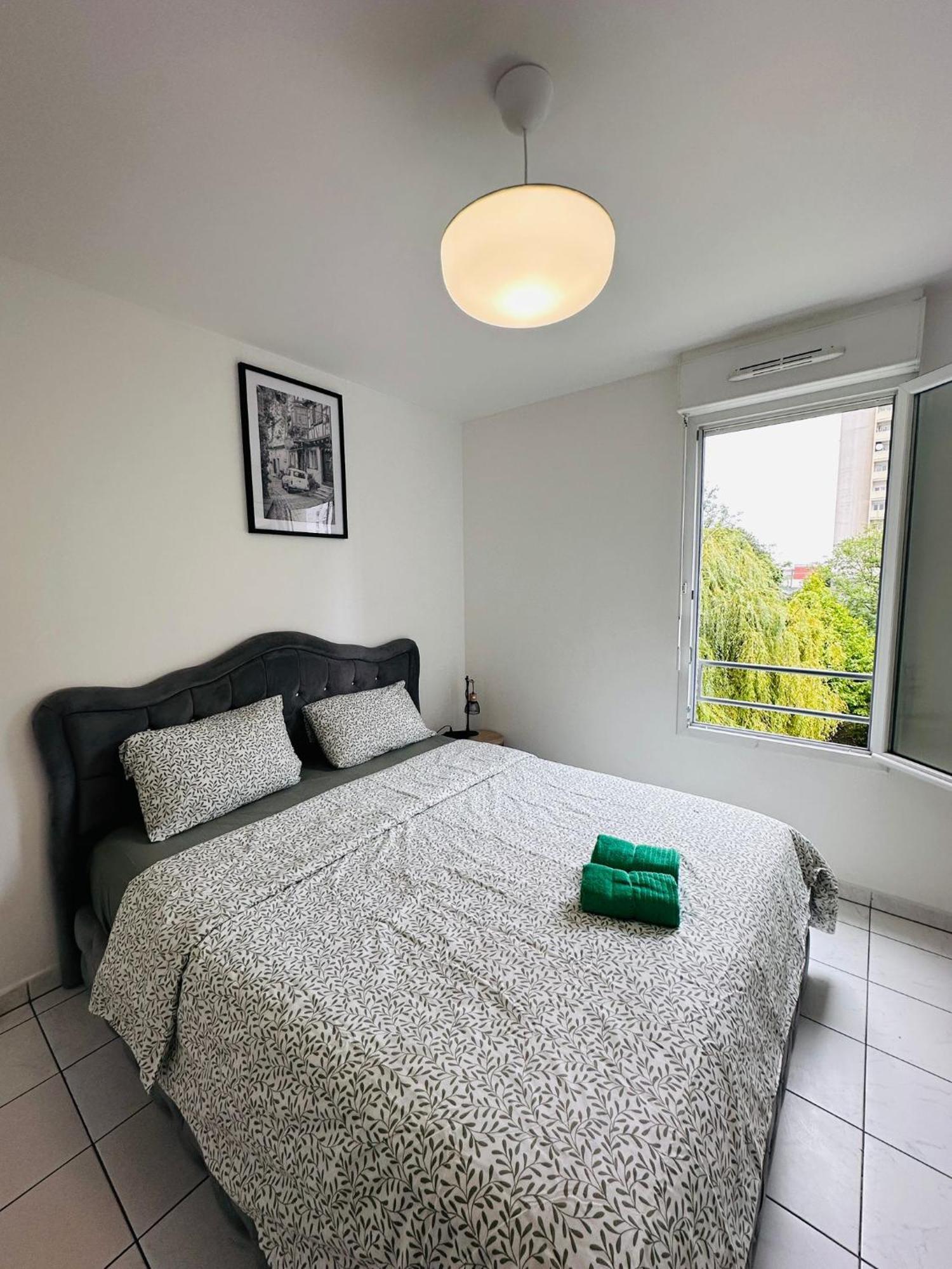 Sri-Indo Bobigny Paris Apartment Luaran gambar